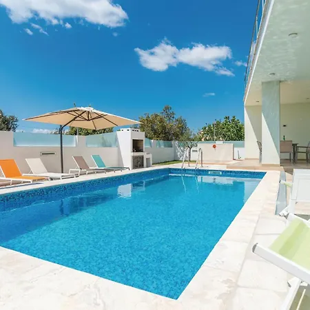 Holiday home Gorgeous In With Outdoor Swimming Pool Kakma